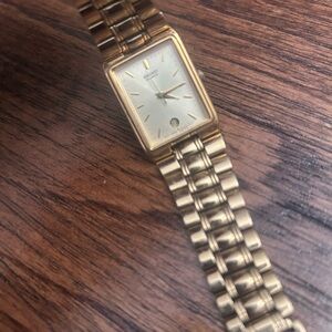 Seiko vintage Gold Men’s Watch - Fits a woman’s wrist.